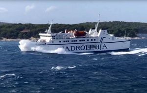 VIDEO Jako jugo na Jadranu – “Bartol Kašić” se kroz valove probio do Vela Luke i ostao tamo