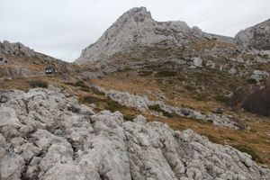 Teška prometna nesreća na Velebitu: Dvojica mladića ispala iz auta koji se survao u 60 metara duboku provaliju