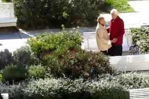 ODUŠEVILI PRISUTNE Stariji par spontano zaplesao na splitskoj rivi