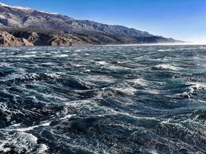 ORKANSKA BURA Za sav promet zatvorena Jadranska magistrala ispod Velebita, u prekidu pomorski promet