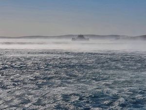 Snažna bura stvorila probleme u pomorskom prometu na Kvarneru, na snazi upozorenje za pomorce