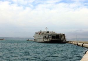 Veliki katamaran američke ratne mornarice USNS Yuma uplovio u Loru