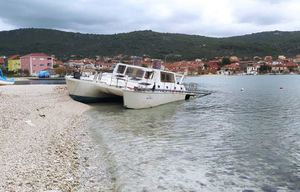 Katamaran već godinu dana nasukan na plažu u Vinišću: “Raspada se i prijeti onečišćenjem od goriva i maziva”
