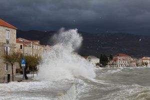 CIKLONA JADRANKA Jako jugo na Jadranu, poplavljene rive, u prekidu linije prema otocima