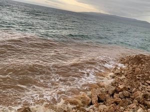 UKLJUČIO SE DORH: “Proveden očevid i izdani nalozi zbog nasipanja pomorskog dobra u Makarskoj”