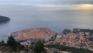 Snijeg leprša i na srednjodalmatinskim otocima, a počeo padati i u Dubrovniku