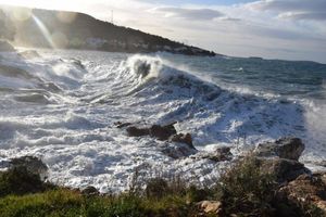 NARANČASTO UPOZORENJE Udari juga do 60 čvorova, more 6 – U prekidu neke katamaranske linije