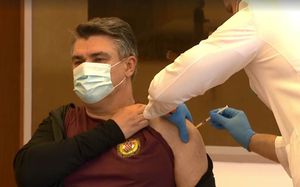 Predsjednik Milanović i načelnik stožera Hranj cijepili se protiv Covida-19, cijepi se i 10 ministara