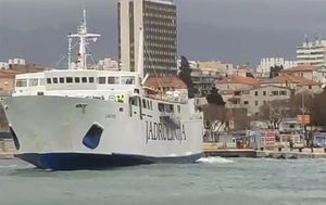 VIDEO Uplovljavanje trajekta Lastovo u splitsku luku po olujnom jugu