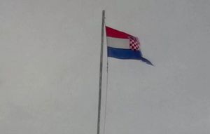 LIJENOST ILI PROPUST? Na dan žalosti u ovoj bračkoj općini nije spušten stijeg na pola koplja