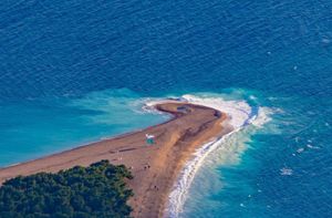 Zlatni rat se zarotirao prema istoku, na vrhu plaže jezero u obliku srca