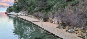 Načelnik Općine Postira se pohvalio s 350 m2 sunčališta na plaži: “Hvala ministru, hvala županu”