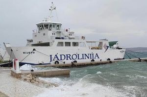 Zbog jakog juga, u prekidu brojne linije prema otocima