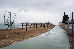 Inspektori naredili uklanjanje izbetonirane šetnice u Dućama, Općini prijeti globa