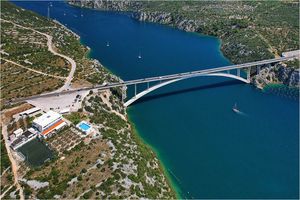 Muškarac koji je skočio sa Šibenskog mosta ima ozljede vrata i prsiju