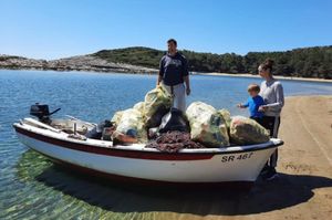 KAD TI JE STALO: Posjetitelji i volonteri na Mljetu očistili plaže od plastičnog otpada