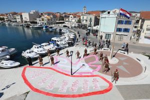 Kaciga naopako, za naopako vrijeme – Strikomanova Milenijska fotografija o Festivalu žudija