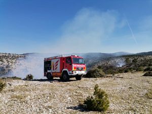 Na Braču izbio požar na divljem deponiju, dvadeset četiri vatrogasca se borila s vatrom