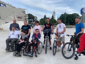 STIGLI U ŠIBENIK Tri mladića u humanitarnoj biciklističkoj misiji od Savudrije do Prevlake