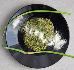 ZEMLJA GURMANIJA Paski, mladi izdanci češnjaka ili biloga luka