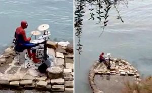KAD UŽIVAŠ U GLAZBI Neobični Spiderman guštao lupajući po bubnjevima na splitskoj plaži