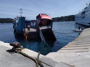 KAMION PUN ASFALTA ‘ZAPLIVAO’ U STAROM GRADU: Pukla je cima na trajektu