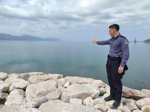 Policajci spasili život utopljeniku u hladnoj Neretvi i psu u škrapi