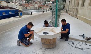 UČENIČKA ZADRUGA KLESARSKE ŠKOLE U PUČIŠĆIMA: Mlade ruke klesara izrađuju spomenik boćanju u Sutivanu