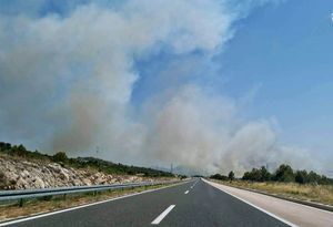 IZBIO VELIKI POŽAR KOD ŠIBENIKA Gase ga dva kanadera i 46 vatrogasaca