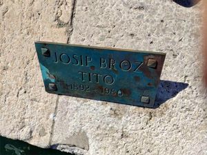 Policija pronašla mladića koji je pločicu s Titove biste bacio u more