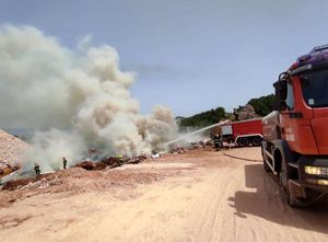 Izbio požar građevinskog deponija kod Jelse