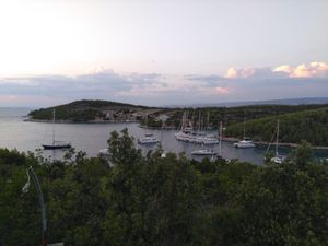 KAOS NA HVARU Pitomu uvalu pretvorili u divlju marinu, institucije ne reagiraju, mještani nemoćni