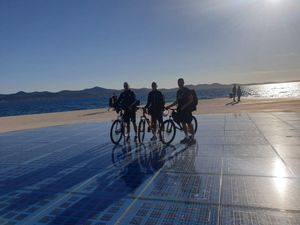 Tri kninska anđela biciklima prošla cijelu obalu kako bi skupili novac za osobe s invaliditetom