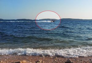 VIDEO: BEZOBZIRNO DIVLJAŠTVO Punom brzinom glisirao uz sam rub ograđene plaže