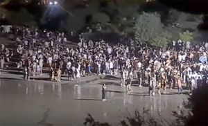 Na restrikcije Stožera i pojačanog nadzora, mladi u Splitu se masovno okupljaju na plažama