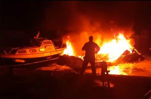 VIDEO: POŽAR GUMENJAKA Vlasnik s opeklinama helikopterom prevezen u bolnicu, ribarski brod spašen u zadnji čas