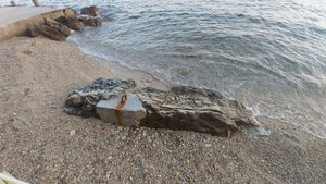 ZAŠTO NE REAGIRAJU? Na plaži Mimice netko betonirao stijenu da može privezati brod, a inspekcija više od pola godine – šuti