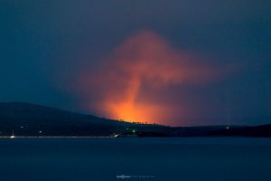 POŽAR UZROKOVALE MUNJE? Vatrogasci ga cijelu noć i jutro ne mogu staviti pod kontrolu