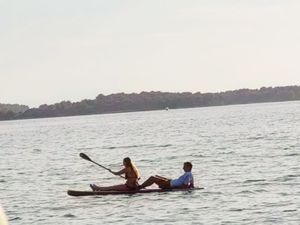 ŽENA VESLA, MUŠKARAC SJEDI Mediji napravili dramu, a žena s fotografije odgovorila: “U kakvom to svijetu živimo?”