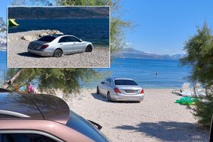 Rođo s Merđom se spustio na more i uvalio među ležaljke