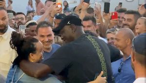 VIDEO Michael Jordan na Hvaru sišao s jahte  – Nije mu smetala gužva oko njega