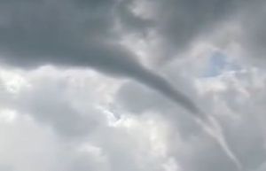 STIGLA VELIKA PROMJENA VREMENA Nevrijeme u Dalmaciji, u Istri naglo zahladilo, snimljene i pijavice