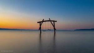 HIT MEĐU TURISTIMA – U Lovranu se čeka red za ljuljačku u moru!