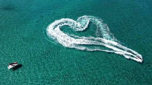 SNIMKA IZ PAKOŠTANA Jet-skijem iscrtao srce na pučini