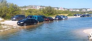 Parkirali uz more, a nisu znali da stiže plima: “Sad im kaznu jedino može napisati Lučka uprava”