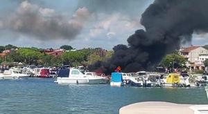 U požaru izgorjela brodica na vezu u Splitu