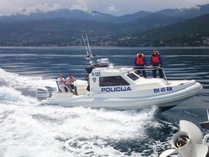 Žena izvrijeđala policajce koji su je zaustavili zbog nedozvoljenog glisiranja i ugroze kupača