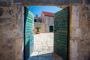 Umjetnička izložba na Šolti posvećena velikoj hrvatskoj pjesnikinji