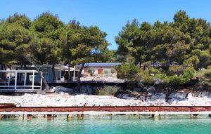 BITKA ZA KOMAD OTOČKOG RAJA Ugostitelj bespravno sagradio objekt, trebao ga ukloniti, ali i dalje radi