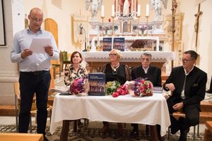 U Omišu predstavljena monografija  „Fala ti Bože, ča iša san ovin sviton  – klapa Vinčace 1999.-2019.“